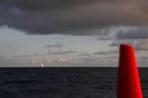 Spi blanc de l'imoca Arkea Paprec en ligne de mire